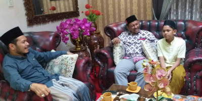 Syech Fadhil Kunjungi Dua Anak Asuh Asal Pulo Aceh yang Berprestasi di Dayah 