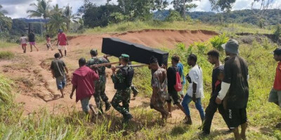 Satgas Pamtas Yonif 126/KC Bantu Proses Pemakaman
