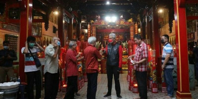 Tinjau Kelenteng Tertua Jelang Imlek, Ganjar Pranowo Dibuat Kaget