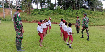 Satgas Yonif 126/KC Ajarkan Beladiri Karate Kepada Siswa SD di Perbatasan Papua
