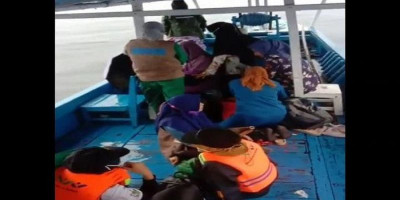 Tim Vaksinasi Ini Terombang Ambing di Laut Usai Diterjang Ombak