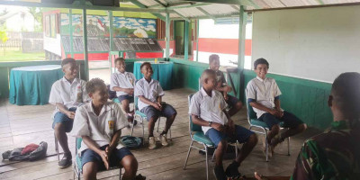 Kreativitas Satgas Yonif 126/KC, Latihkan Musik Kepada Anak-Anak Perbatasan