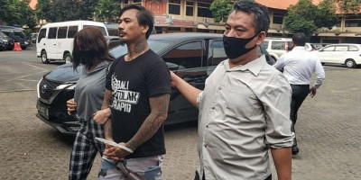 Jerinx Minta Polisi Rilis Foto Adam Deni Pakai Rompi Tahanan: Biar Fair