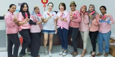 Valentine's Day, Perusahaan Ini Bagikan Cokelat ke Karyawan dan Warga Sekitar 