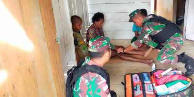 Pelayanan Kesehatan Door to Door Satgas Yonif 126/KC Kepada Warga Papua