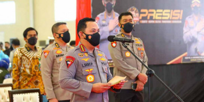 Kapolri Lakukan Strategi Percepat Akselerasi Vaksinasi di Indonesia 
