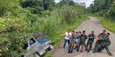 Satgas Yonif 126/KC Evakuasi Kendaraan Yang Hampir Jatuh Ke Jurang