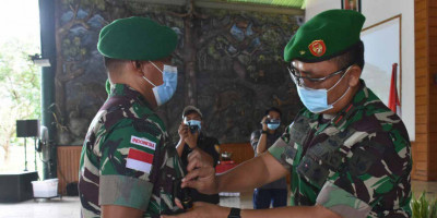 Danrem 174/ATW Merauke Sematkan Tanda Jabatan Kepada Kasrem dan Kasiren Yang Baru