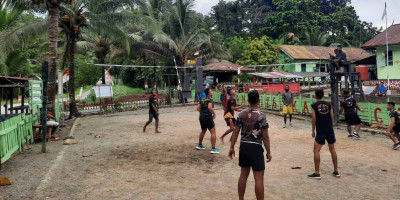 Jalin Kebersamaan Satgas Yonif 126/KC Ajak Pemuda Perbatasan Bermain Voli Bersama
