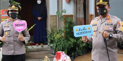 Kapolres Blitar Kota Berikan Vitamin dan Kunjungi Anggota yang Isoman