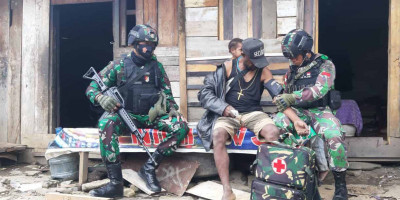 Tim Kesehatan Satgas Kodim Yalimo Yonif RK 751/VJS Temui Warga Untuk Pemeriksaan dan Pengobatan 