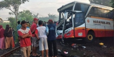 Kereta Api versus Bus Harapan Jaya di Tulungagung, 4 Orang Tewas