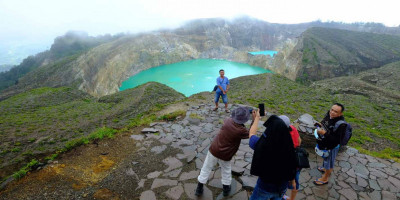 Tim JKW PWI Nikmati Indahnya Panorama Danau Kelimutu