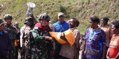 TNI Polri dan Dinas Kesehatan Kabupaten Intan Jaya Adakan Bakti Sosial untuk Masyarakat