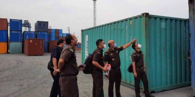  Dalam Perkara Mafia Pelabuhan, Tim Penyidik Kejaksaan Agung Menyita Dan Menyegel Kontainer 