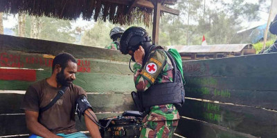 Pelayanan Tanpa Batas, Satgas Kodim Yalimo Yonif RK 751/VJS Gencar Memeriksa Kesehatan Masyarakat
