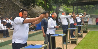 Perwira Lanmar Jakarta Tingkatkan Kemampuan Menembak Pistol