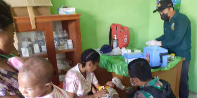 Satgas Yonif 126/KC Bantu Berikan Imunisasi Balita Perbatasan