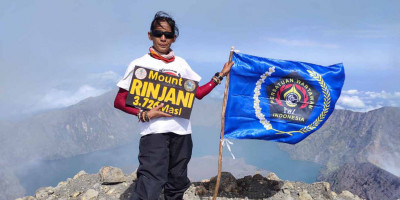 Yanni Krishnayanni Kibarkan Bendera PWI di Puncak Rinjani