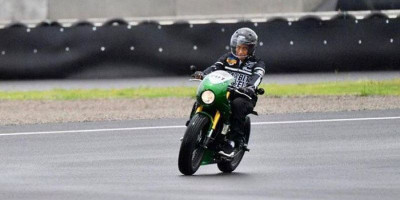 Jokowi Serahkan Piala untuk Pemenang MotoGP Mandalika
