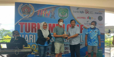 Agum Gumelar Serahkan Piala Pangdam dan PWI Jaya 