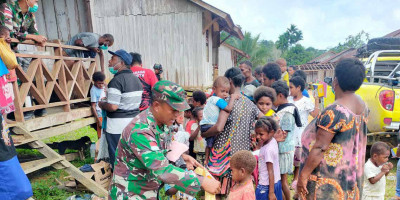 Peduli Kebutuhan Warga, Satgas Yonif 126/KC Bagikan Pakaian Dan Alat Tulis Untuk Warga Perbatasan