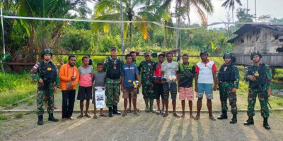 Satgas Yonif 126/KC Beri Bantuan Sarana Olahraga Kepada Pemuda Kampung Perbatasan Papua