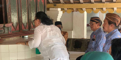 Ibu Ratu Emas Sadranan Nyekar Di Makam Bethara Katong