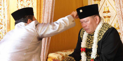 Ketua DPD RI Sandang Gelar Ampon Chiek dari Kerajaan Beutong, Aceh