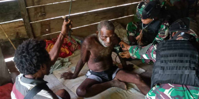 Bantu Masyarakat, Satgas Yonif 126/KC Obati Masyarakat Perbatasan