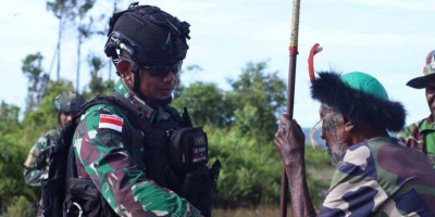 Marinir Anjangsana Ke Kepala Suku Iniye di Pedalaman Papua, Sekaligus Gelar Bhakti Sosial