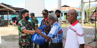 200 Bingkisan Sembako Dibagikan Lanud Silas Papare Dalam Rangka Peringatan Ke-76 HUT TNI AU