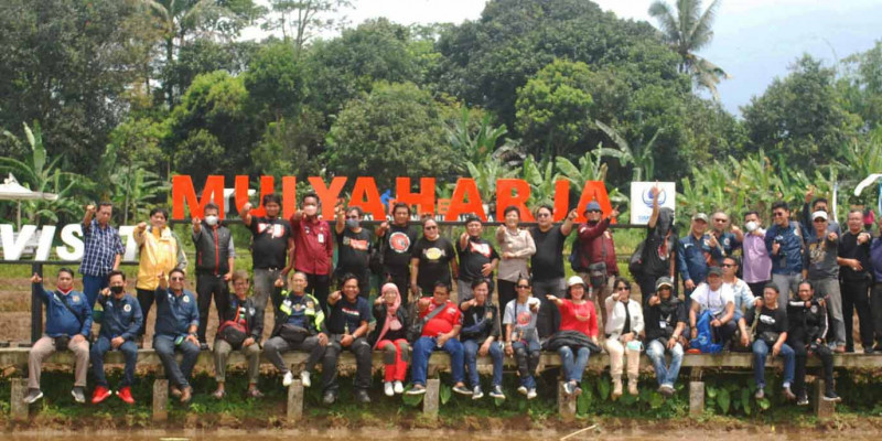 Touring Bersama, Tim JKW-PWI  Terpesona Keindahan Kampung Tematik Mulyaharja