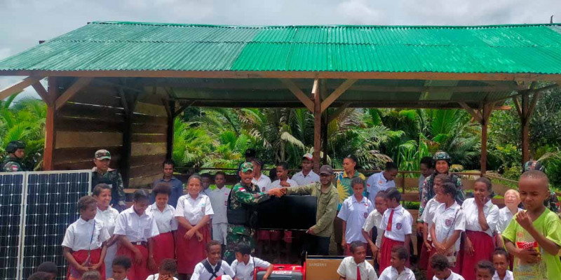 Beri Kebahagiaan Masyarakat Papua, Satgas Yonif 126/KC Bangun Fasilitas Nonton Bersama