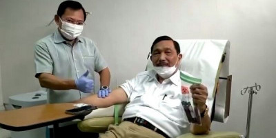 Luhut Binsar Pandjaitan Divaksin Nusantara Langsung oleh Dokter Terawan