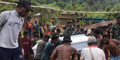 Peduli Sesama, Satgas Yonif 126/KC Bantu Proses Pemakaman Jenazah Warga Perbatasan Papua