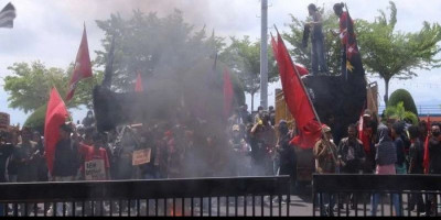 Demonstrasi Mahasiswa di Ternate Ricuh, Mahasiswa Robohkan Pagar