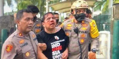 Ade Armando Babak Belur Dihajar Massa, Celananya Dilucuti di Depan Gedung DPR