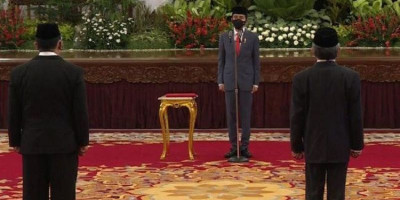 Jokowi Lantik Anggota KPU dan Baswaslu, Pemilu 2024 Tak Jadi Ditunda