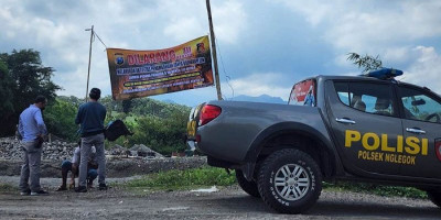 Polisi Pasang Banner Larangan Aktivitas Tambang Pasir Liar di Kali Bladak Blitar