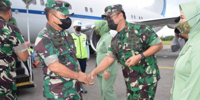 Danrem 174/ATW Dampingi Pangdam XVII/Cenderawasih Bersama Forkopimda Sambut Kasad Beserta Rombongan Di Bandara Mopah Merauke