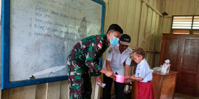 Ajarkan Cuci Tangan Yang Benar, Satgas Yonif 126/KC Edukasi Anak-Anak SD Perbatasan