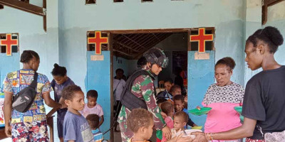 Satgas Yonif 126/KC Berikan Bantuan Sembako Kepada Warga Perbatasan Papua