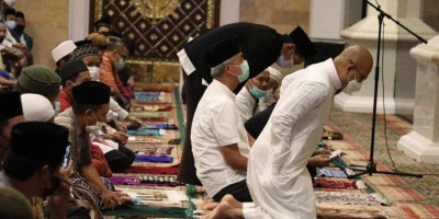 Ke Blitar, Ganjar Salat di Masjid Ar-Rahman dan Nyekar Makam Bung Karno