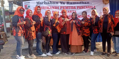 Srikandi Pemuda Pancasila DKI Jakarta Berbagi Takjil Gratis