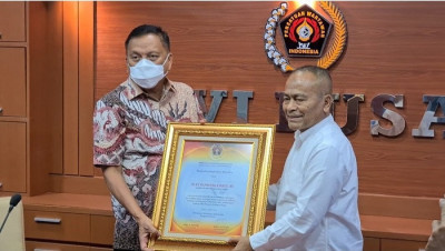 Beri Perhatian kepada Pers, PWI Pusat Ganjar Gubernur dan Wagub Sulut Penghargaan