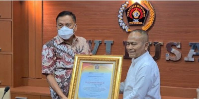 Beri Perhatian kepada Pers, PWI Pusat Ganjar Gubernur dan Wagub Sulut Penghargaan