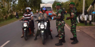 Jelang Buka Puasa, Korem 174/ATW Merauke Bagikan Takjil Kepada Para Pengguna Jalan 