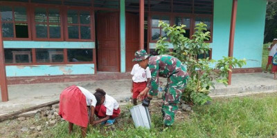 Satgas Yonif 126/KC Ajak Murid Gotong Royong Bersihkan Lingkungan Sekolah
