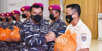Komandan Korps Marinir Wakili Kasal Serahkan Paket Sembako Kerjasama TNI AL dan Tiga Bank Mitra